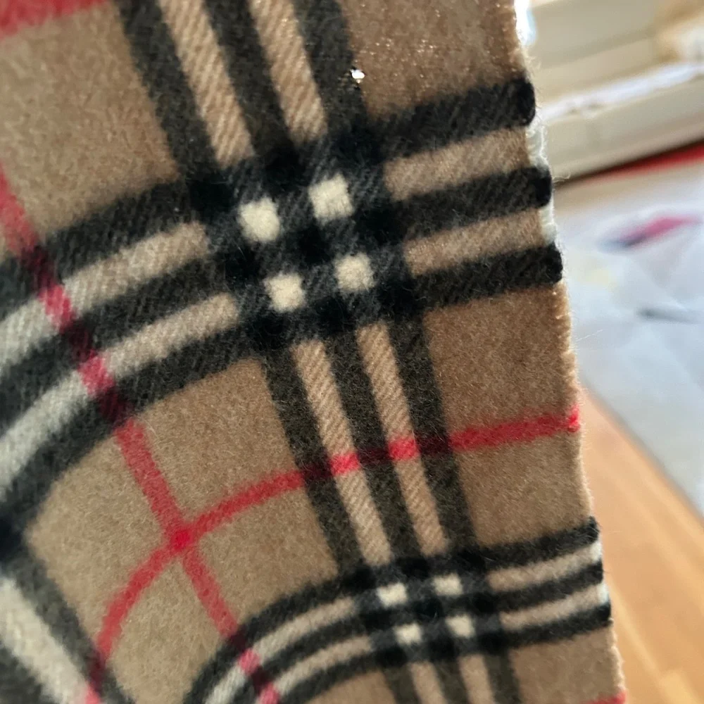 Burberry camel cashmere scarf - Picture 3 of 3
